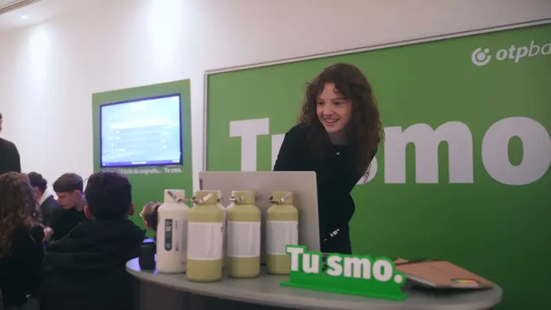 Zelena zidna grafika i pult s proizvodima